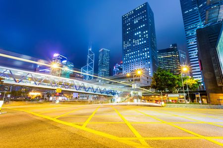 在万家灯火的城市交通灯步道图片