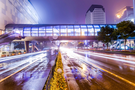 在万家灯火的城市交通灯步道图片