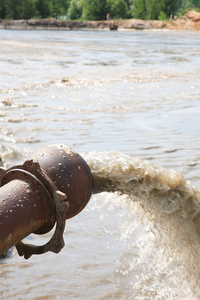 液体流出从管道流出的脏水照片