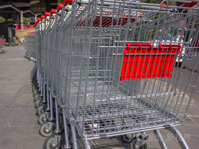 超市中的手推车为产品站在一排铬银色