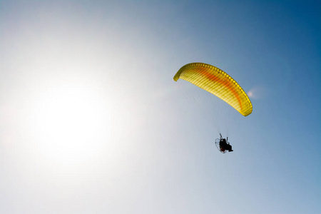 滑翔伞 paramotor 蓝天飞行