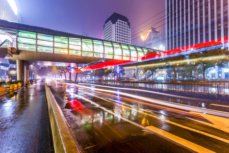 在万家灯火的城市交通灯步道图片