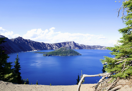 深蓝色的火山口湖的俄勒冈州，在夏天