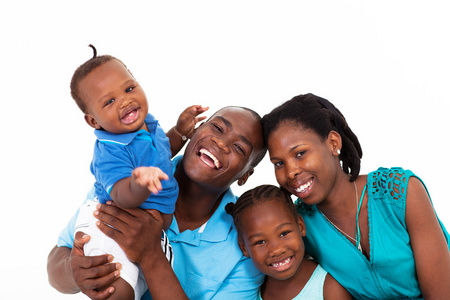 孤立在白色的非洲家庭幸福