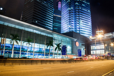 在万家灯火的城市交通灯步道