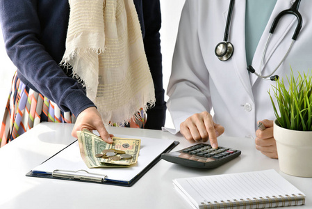医院和医疗费用, 医生和妇女患者计算疾病治疗费, 健康保险概念