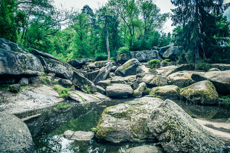 森林和河流上的用大石头