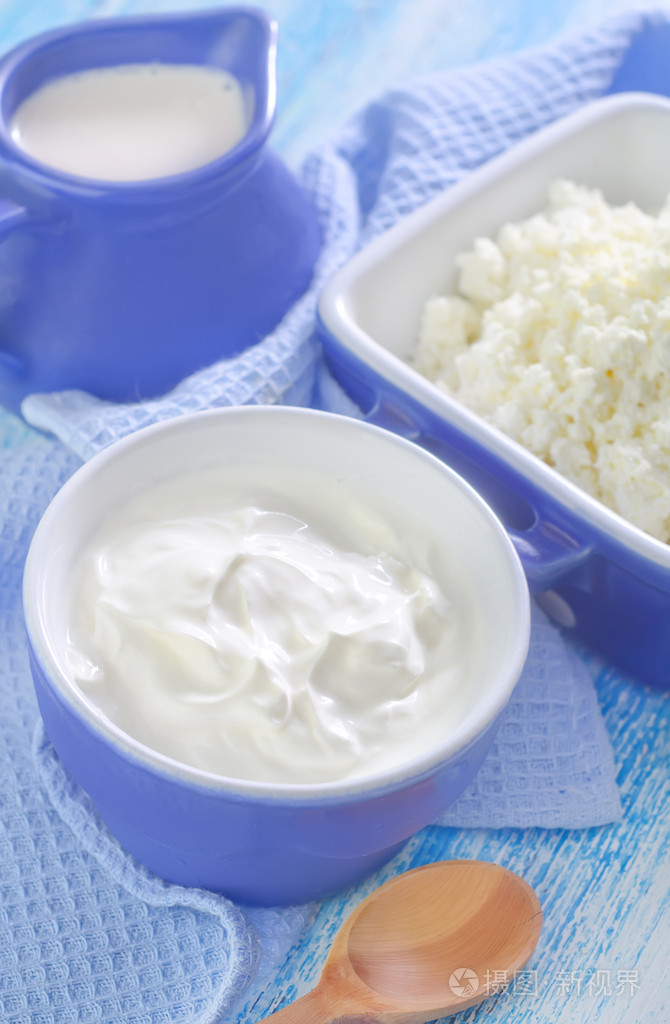 在一个蓝色的碗中的牛奶产品
