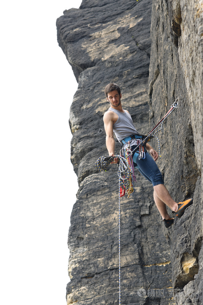 在阳光明媚的绳索攀岩适合男人