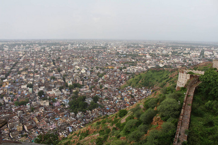 从 Nahargarh 堡山上看到的斋浦尔的风景。2018年8月在印度拍摄