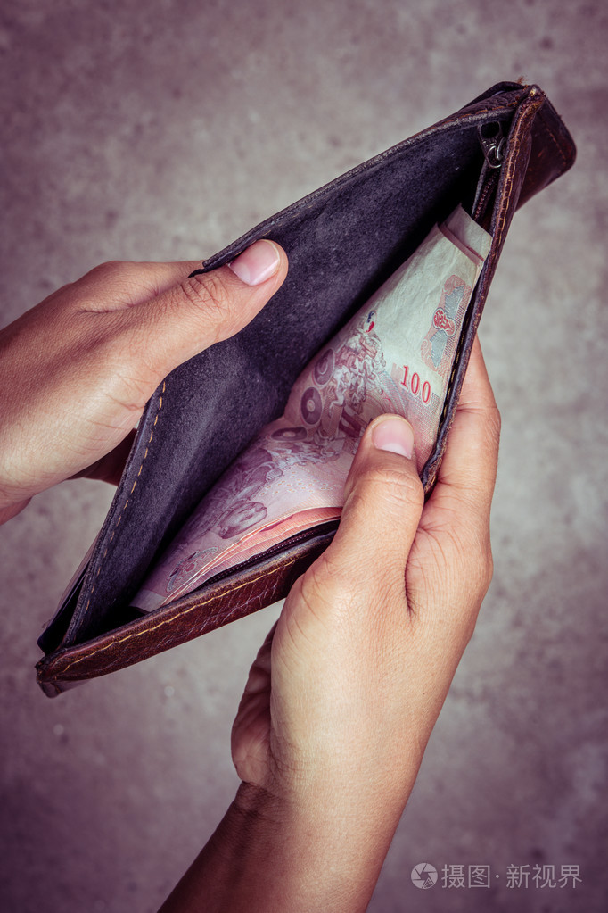 拿钱从钱包与滤波效果复古怀旧风格