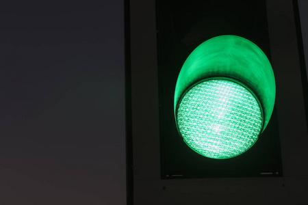 绿灯亮起红绿灯照片