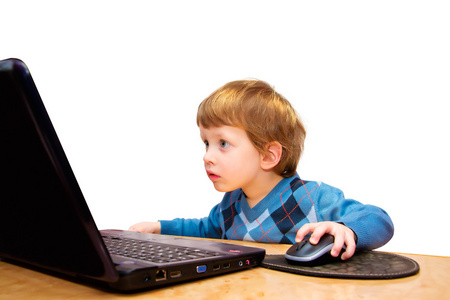 可爱的三年男孩用隔离在白色背景上的笔记本电脑