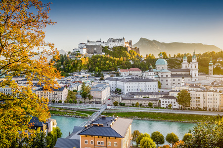 历史城市在日落时在秋天，奥地利萨尔茨堡