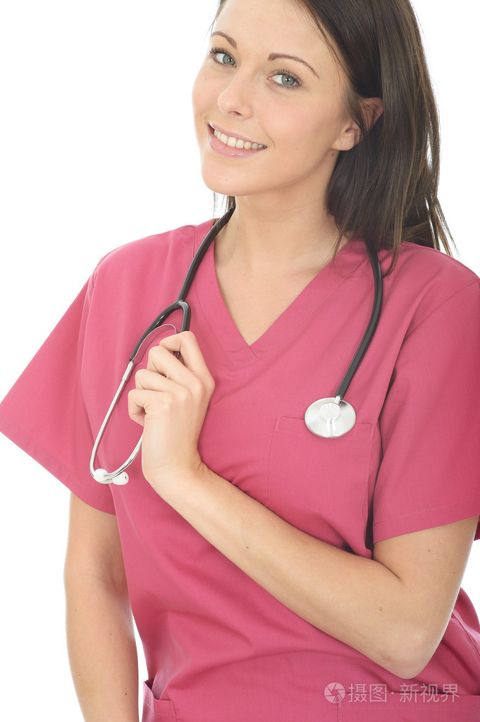 穿着粉红色剧院的美丽快乐微笑年轻女医生磨砂