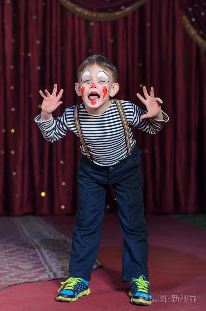 装扮成小丑在舞台上表演傻傻的男孩