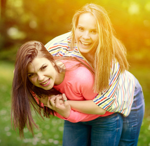 两个年轻女孩朋友在公园的一个拥抱