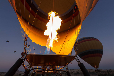 气球中的火焰。飞行与气球在卡帕多西亚山谷, 土耳其