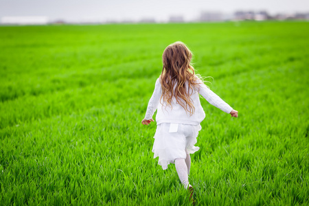 绿色壁纸小女孩图片-绿色壁纸小女孩素材-绿色壁纸小女孩插画-摄图新