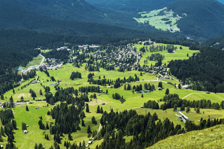 村的 karersee，dolomiti 鸟瞰图