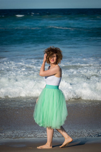 美丽的女孩在海滩上摆姿势。黄金海岸, 澳大利亚, 昆士兰