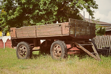 旧的木头轮子在户外，村子里购物车的复古风格