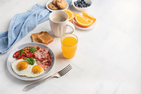 早餐配煎蛋, 培根, 橙汁, 酸奶和土司。具有复制空间的顶部视图