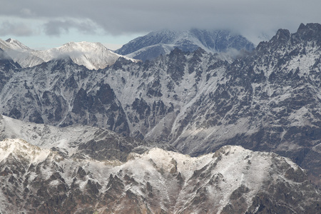 美丽的景色山滑雪场 Dombay