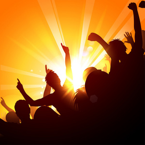 人群在阳光下的演唱会照片