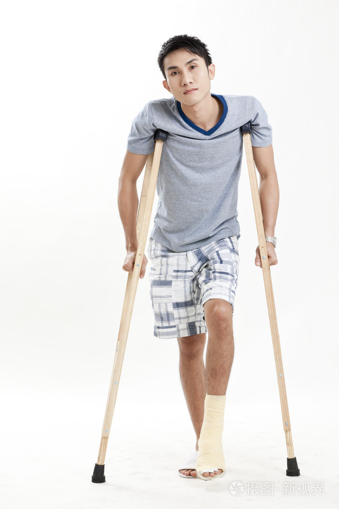 被包裹着白色绷带的男运动员的踝关节