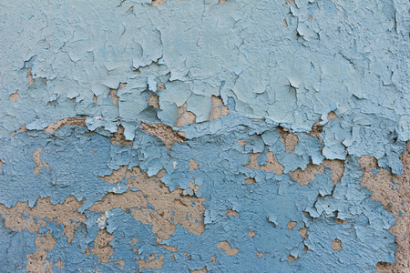 关闭旧的蓝色开裂的墙壁纹理