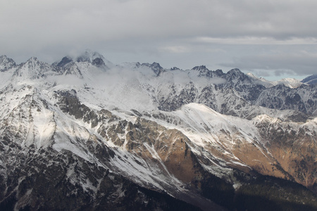 美丽的景色山滑雪场 Dombay