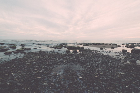 岩石海海滩以宽广的角度透视复古, 复古