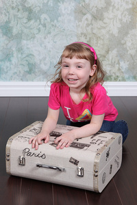 小女孩用手提箱