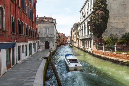 威尼斯，意大利2015 年 4 月 29 日。不同功能浮动的典型街道运河上的船只。这只船是在岛城的主要交通工具