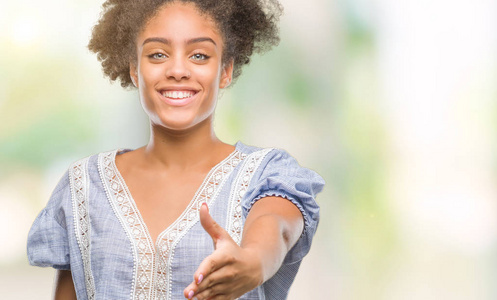 年轻的美国黑人妇女在独立背景微笑友好提供握手作为问候和欢迎。成功的企业