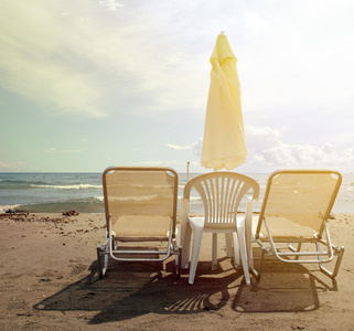 度假概念图像与海滩伞