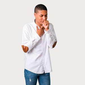 年轻的非洲裔美国人患咳嗽和感觉不好的灰色背景