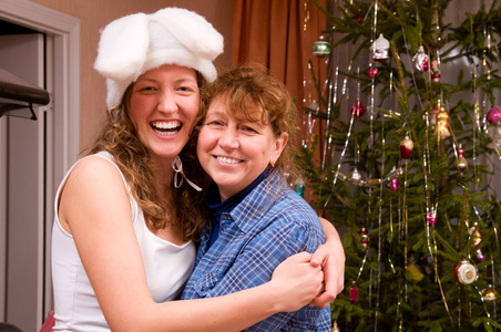 快乐妈妈和女儿在家里圣诞节前