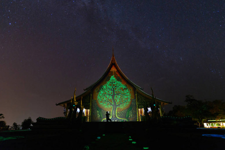 泰国乌汶府佛教寺庙诗琳通 Wararam 寺或富普劳寺的夜景