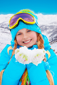 快乐的女孩在她手中的雪