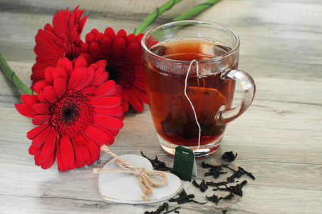 红茶和美丽的花朵