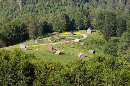 黑山的山村