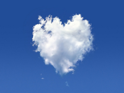 蓬松的云彩的形状的心脏，在深蓝色的天空