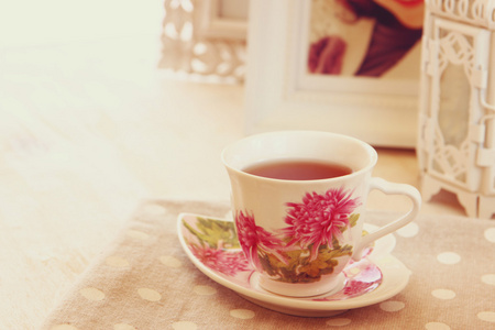 在老式桌布上优雅的老式 porcelan 杯红茶