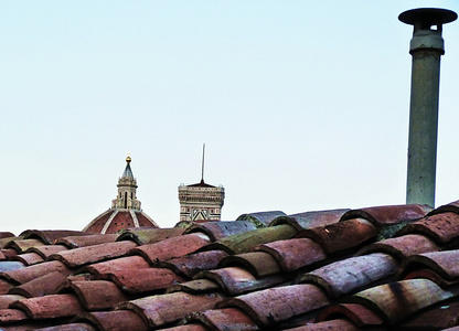 大教堂和乔托的 s 钟塔的穹顶的视图