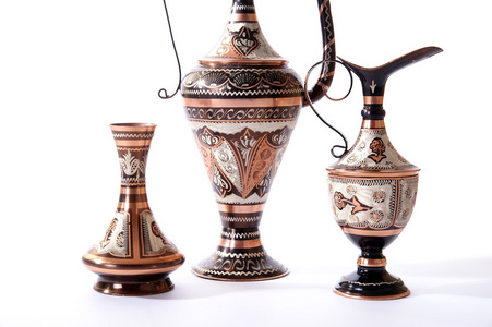 与传统的阿拉伯文装饰品铜水罐
