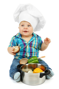 厨师的帽子与潘和蔬菜，孤立的白色衬底上的小男孩