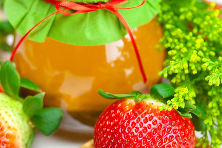 蜂蜜厚多士大汁多成熟的草莓和罐蜂蜜上白色隔离照片