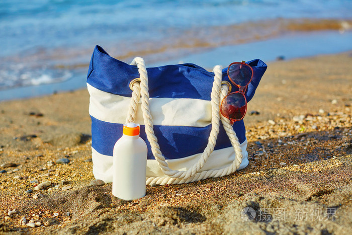 沙滩袋 防晒霜瓶和太阳镜